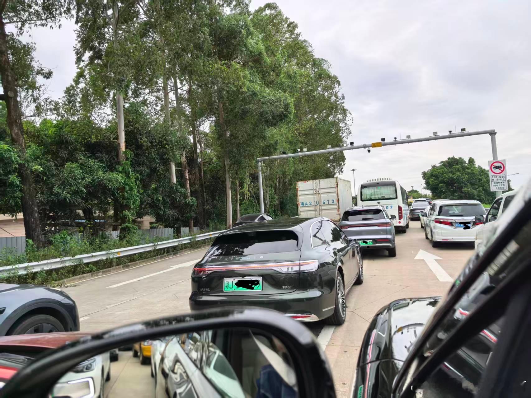 享界汽车资讯不知道是不是临近大运会了，广州的交通早上变得拥堵，环城上抢