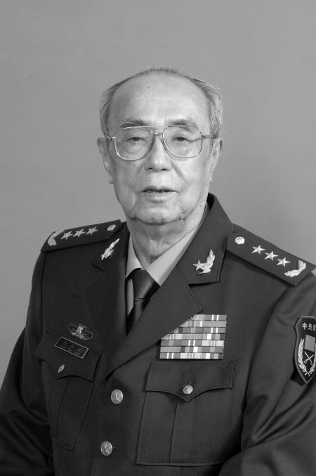 1990年，总政治部召开全军干部会议，杨白冰主任正在讲话，突然下面递上来一张纸条