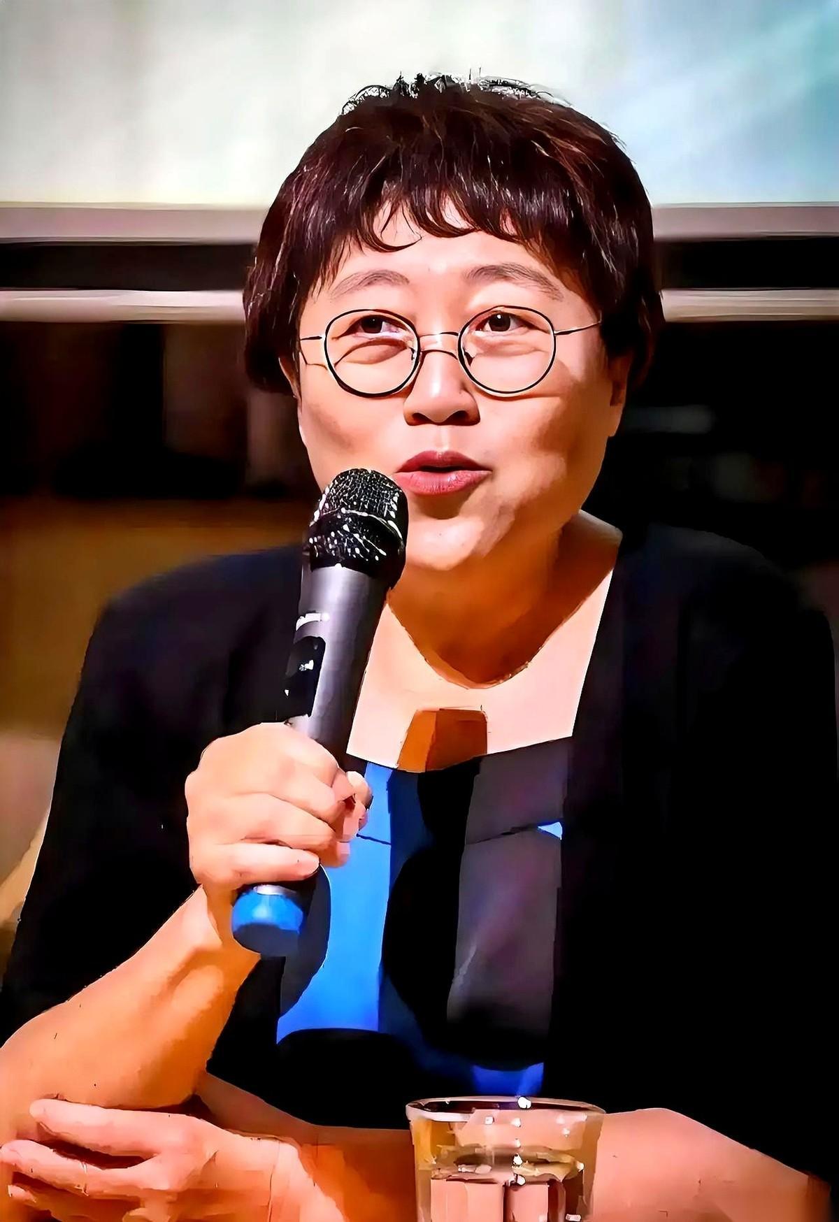 有个老行家一句话，把男人选老婆那点事儿，底裤都给扒了。他说，别死盯着脸和腰，那