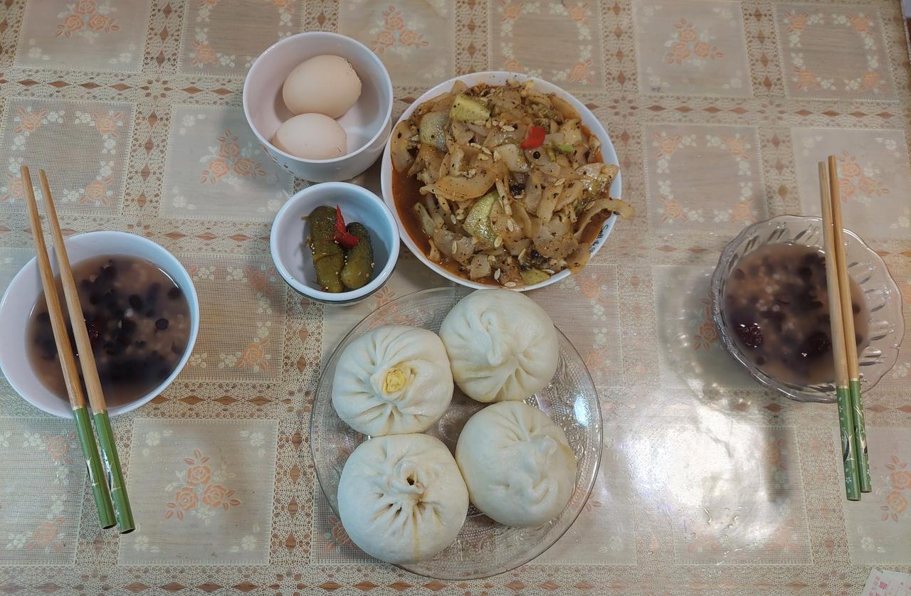 今天老年大学上午有课。9点上课，我一般情况下8点50分，从家走出去。