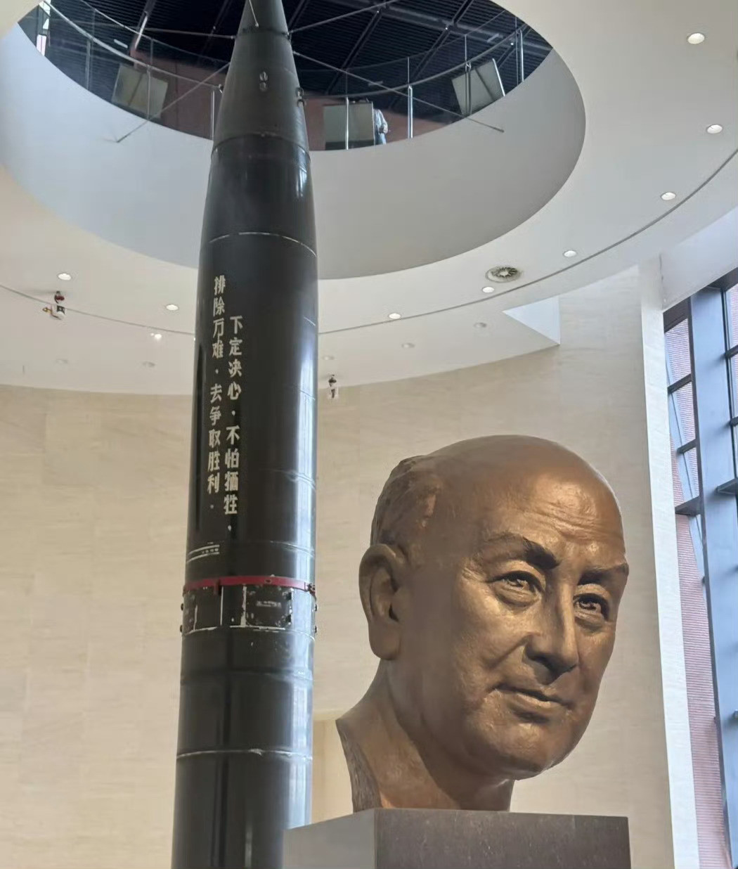干惊天动地事，做隐姓埋名人。（这个角度我喜欢）