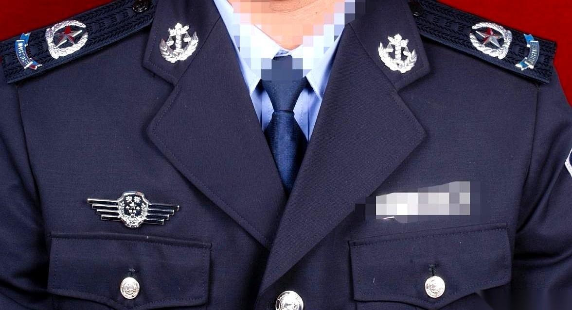 走路上看见个“警察”，差点就想问路了，结果定睛一看——嗨，不是。肩章不一样，臂