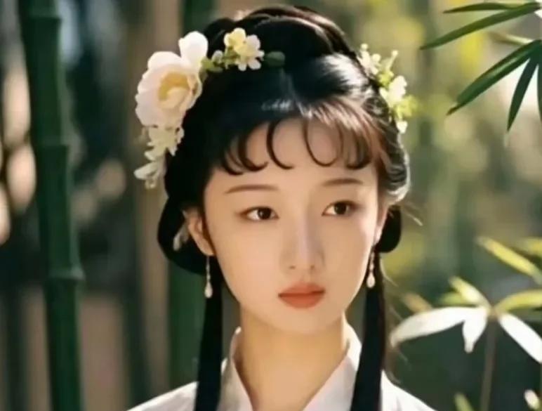 周冬雨可塑性太强，演林黛玉好美啊！眉眼间的忧郁，很自然。又带着一点小倔强，很符合