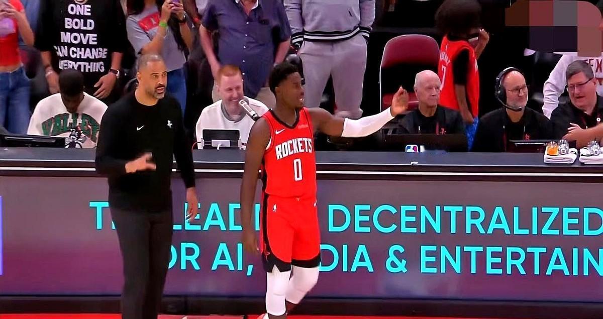 最后27秒，领先6分，乌度卡把打了40分钟的申京换下，上霍勒迪。球迷炸了：你疯