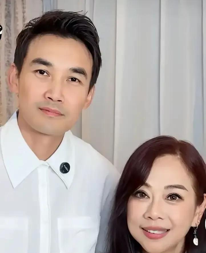 54岁的陈松伶站在46岁的张铎身边，这回视觉冲击确实有点大，评论区那句“像母子”