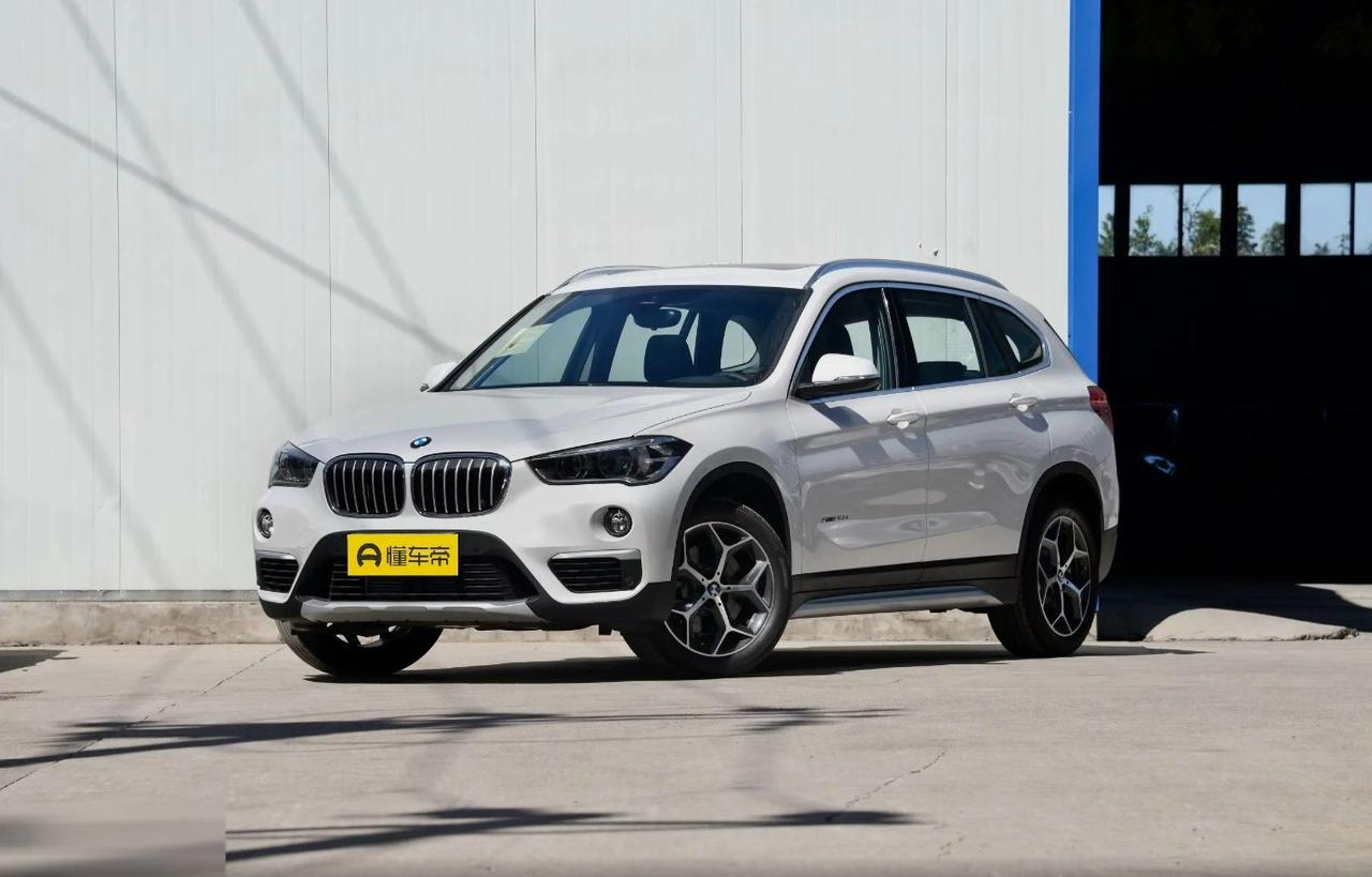 你是不是也刷到过那种视频？“10万块开上蓝天白云标！”配上BGM一响，宝马X1在