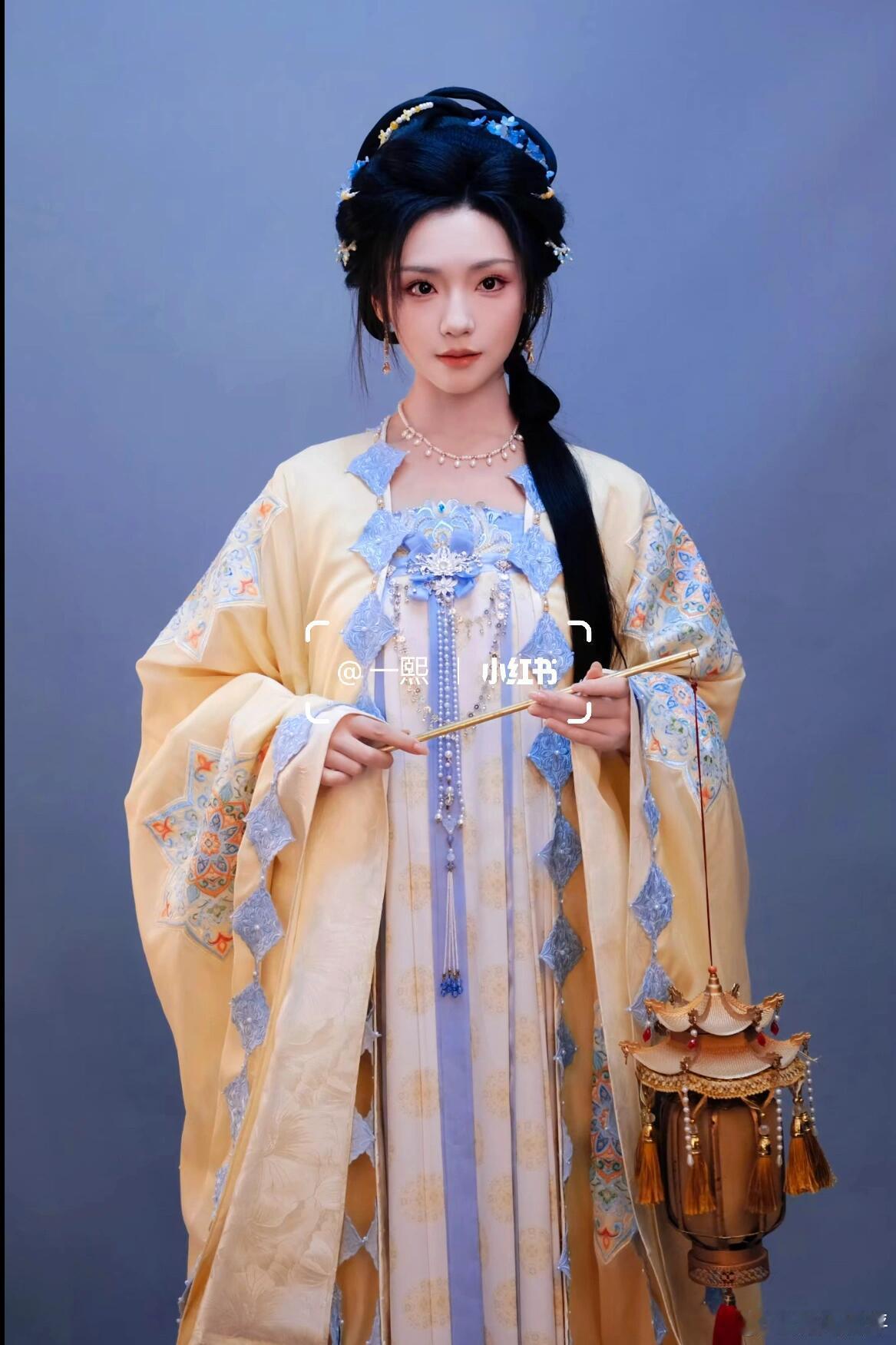 原来戏服长剧穿完短剧穿再好的戏服杀青后也难免成批闲置，与其在仓库里落灰，不如让
