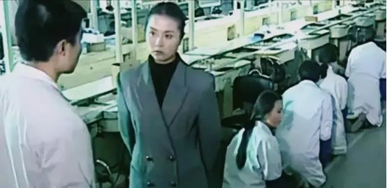 1995年，一名韩国女老板走进车间，她威胁120多名中国员工：“全部跪下，不跪的