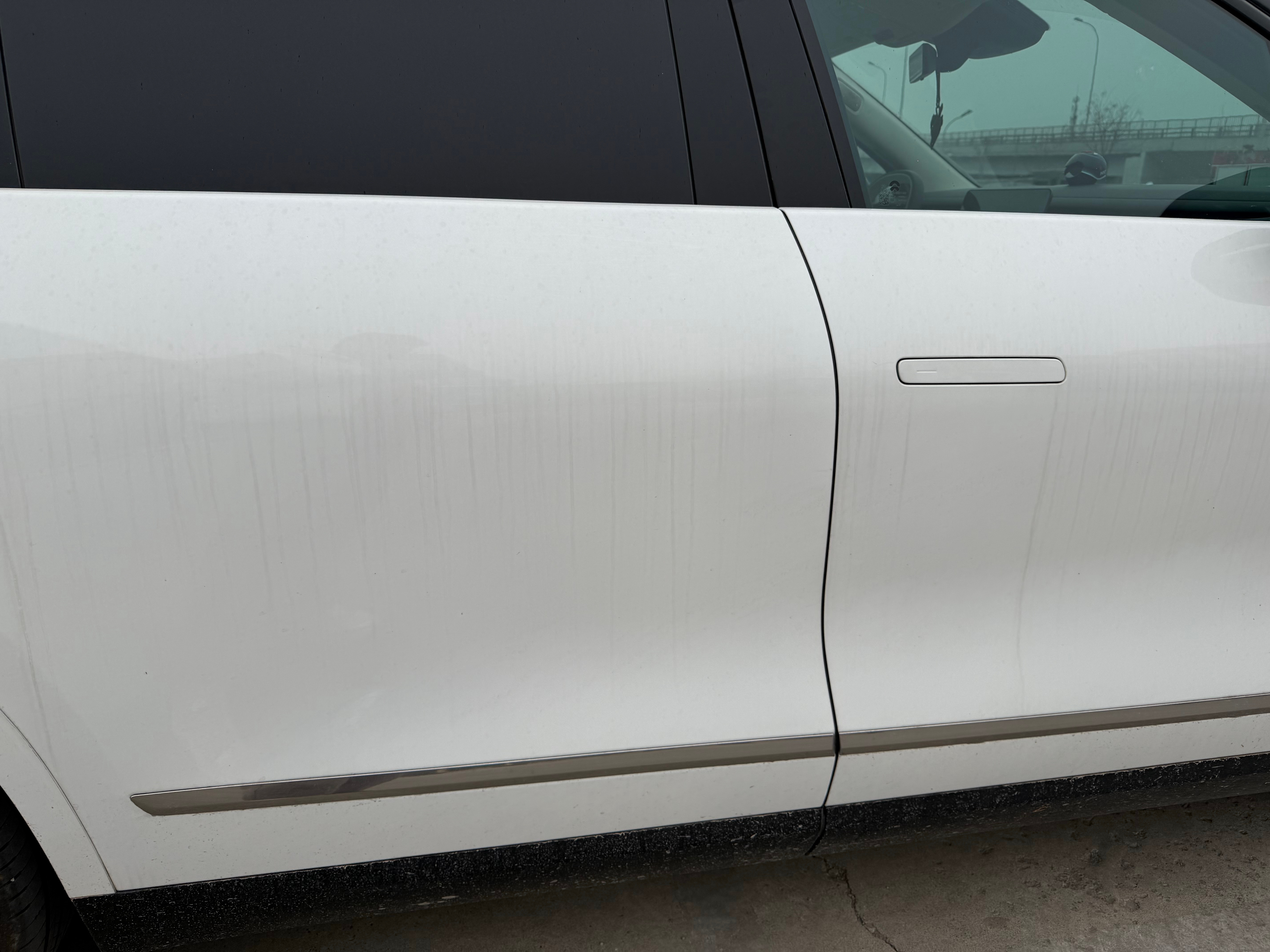 都说白色耐脏，你们看看，我应该是大年初一洗了一次车，然后从西安开到了深圳，前几天