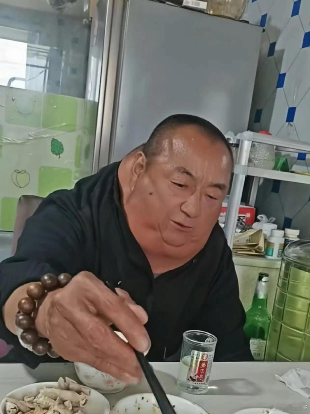 大哥一看就不是一般人，吃的也不错啊？