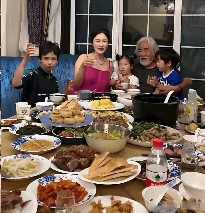 张纪中张艺谋两老人为国家人口增长做出表率，年轻人要向他们俩致敬！
