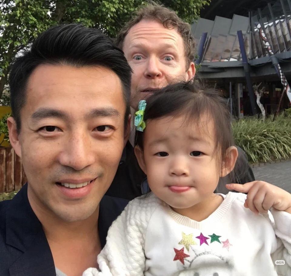 谁的队也不站，只是觉得离婚之前能看出来汪很爱小玥儿，大s也一直很喜欢小孩。想到