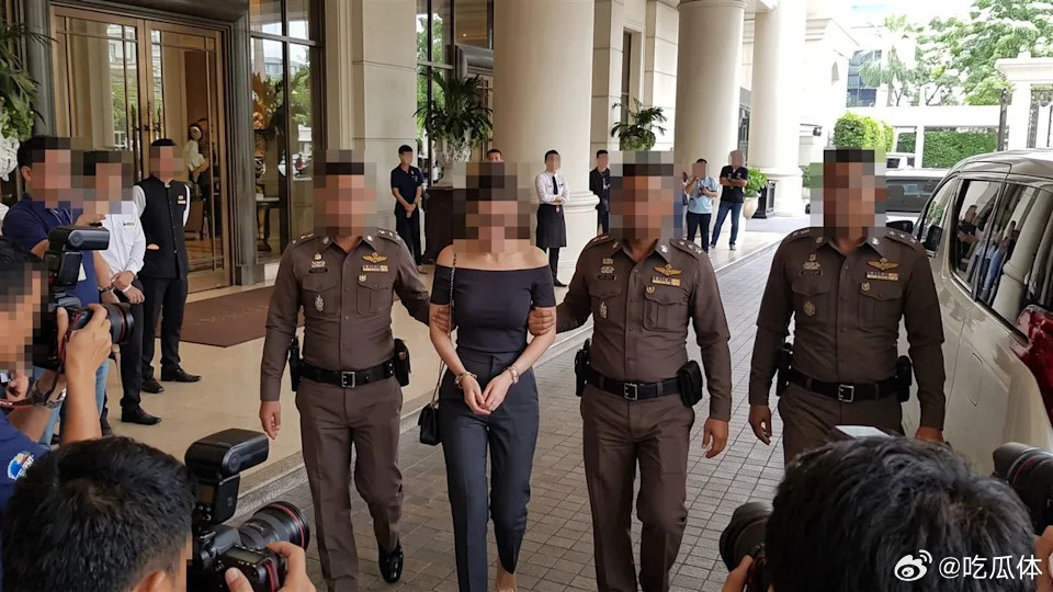 泰国抓捕34岁中国前空姐，竟是人蛇集团中介泰国警方近日破获跨国人蛇偷渡案，抓捕34岁中国某航空前潘姓