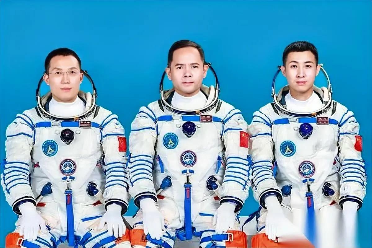 神舟廿一乘组有新看点！三代航天员同框？没错！神舟二十一号乘组集齐“70后