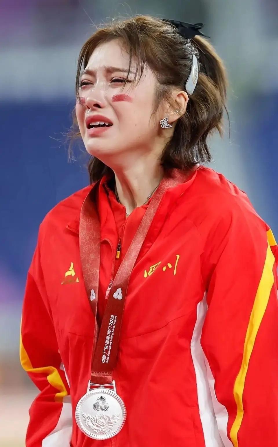 吴艳妮摘银颁奖台上仰面爆哭，三届全运会无缘金牌，刘景扬夺冠后称不是“黑马”1
