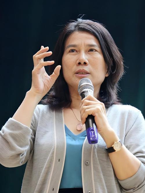 **一、传统励志风格：坚韧不屈的女企业家**董明珠，出生于1954年，来自一
