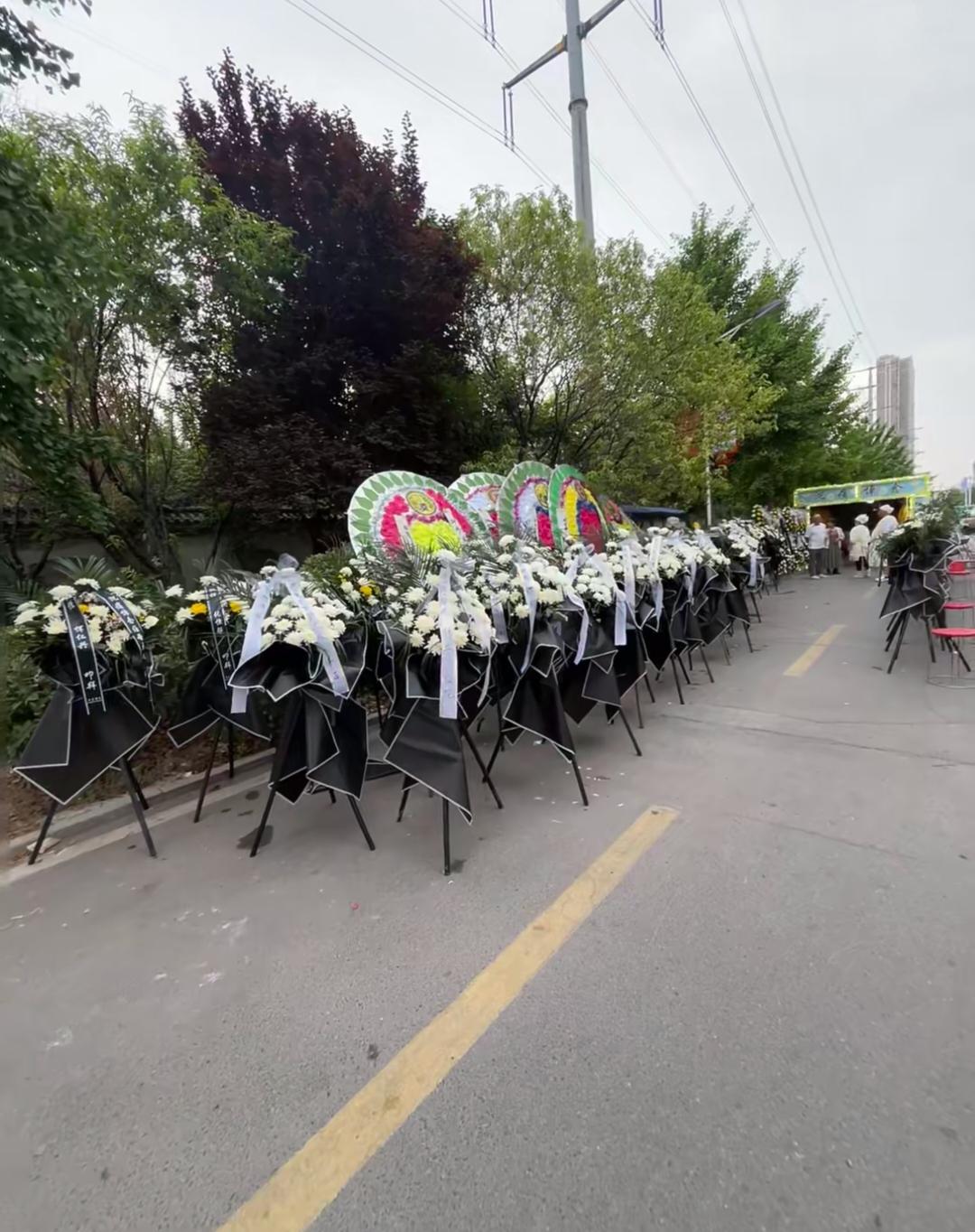 凌晨两点，收到儿子发的消息说他爸心梗走了脑子里面突然闪现了之前我们刚结婚的