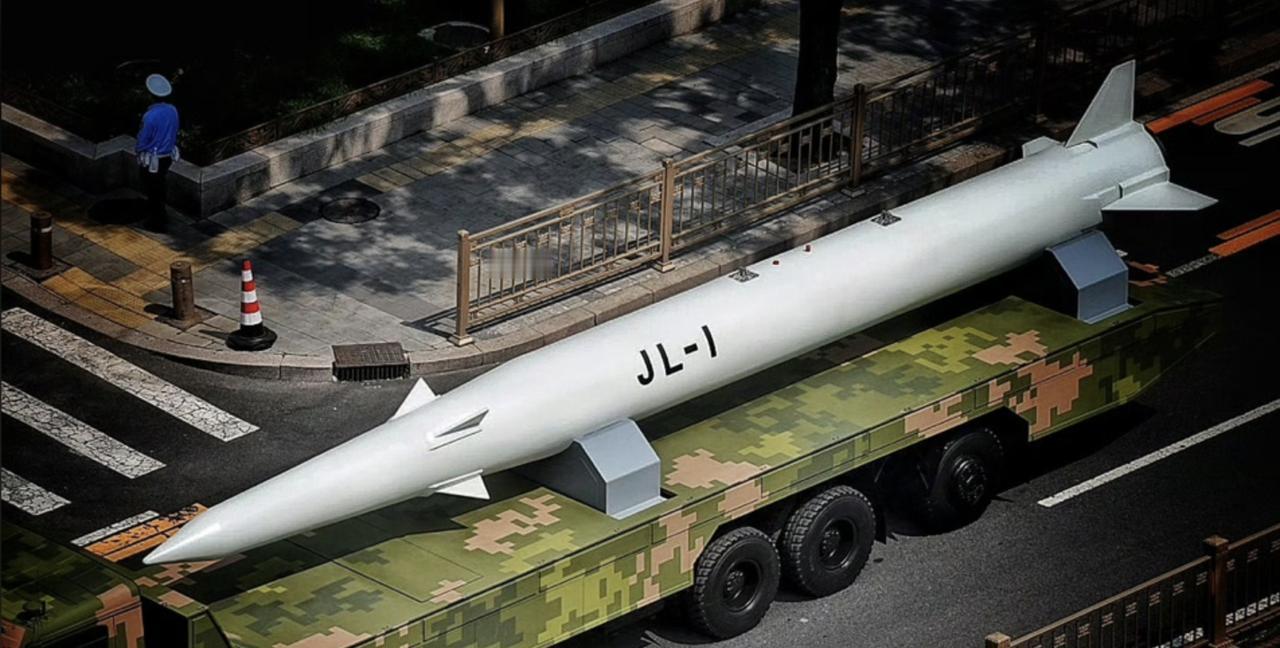 美军恐怕要彻底绝望了，93阅兵中国公开人类史上首款空射弹道导弹，轰6N挂载火力覆