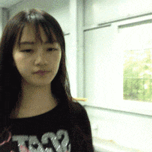搞笑GIF: 老板有人来砸场子了, 是个女的, 砸完场子甚至还卖萌
