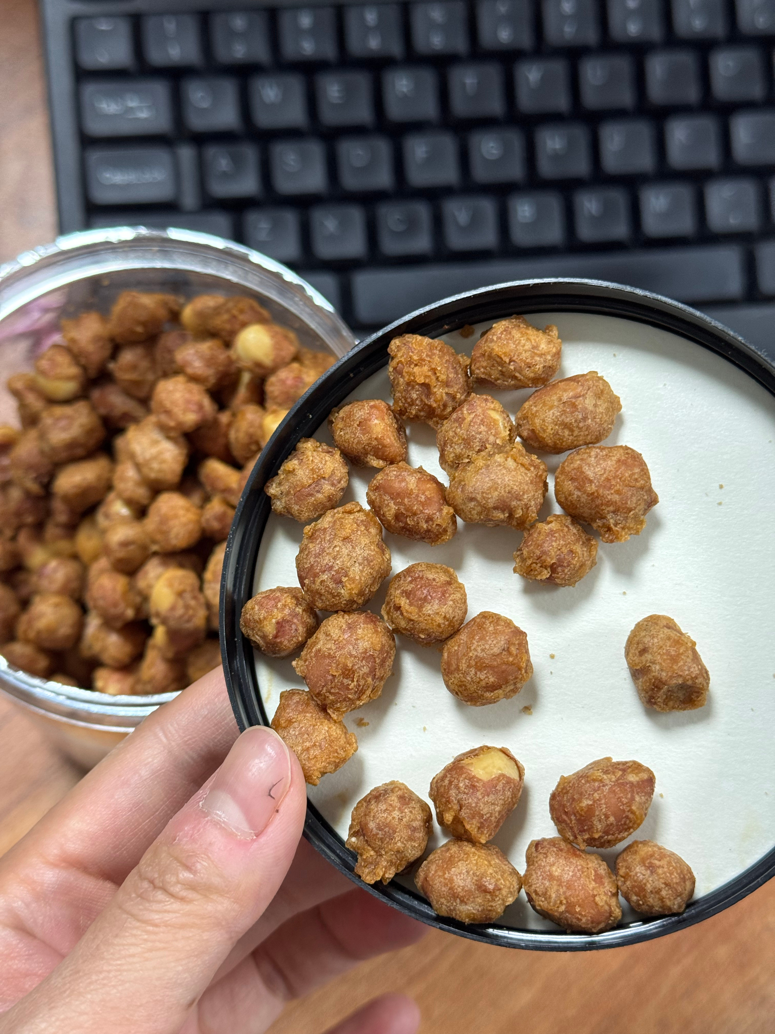 这两罐脆皮花生，大家试完上架之后就一直放桌子上我每次路过就像只老鼠要打开吃两颗，