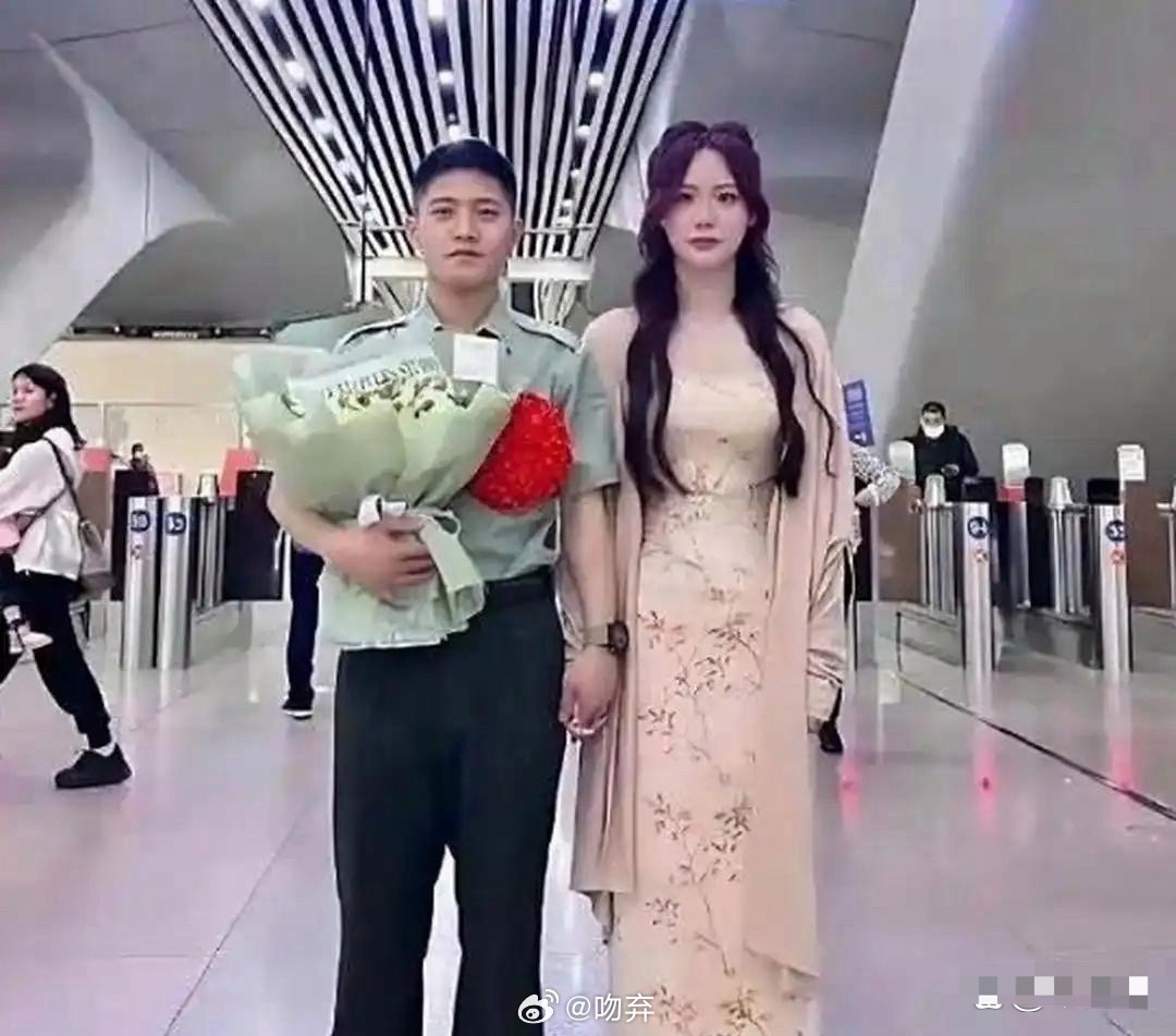 入伍和退伍，两人的气质都变了