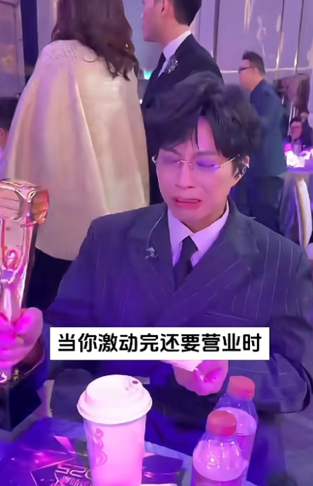 吴业坤从后生仔熬到中年，终于拿个奖，坤哥入行几十年终于得到飞跃进步。