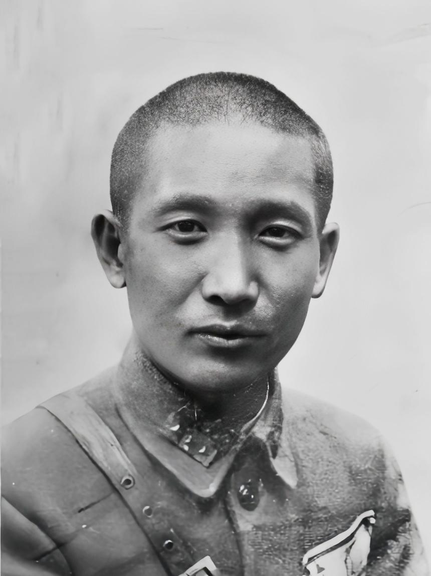 1949年的一次晚宴上，张治中端着酒杯走到毛主席面前，直言不讳：“主席，我坚决反