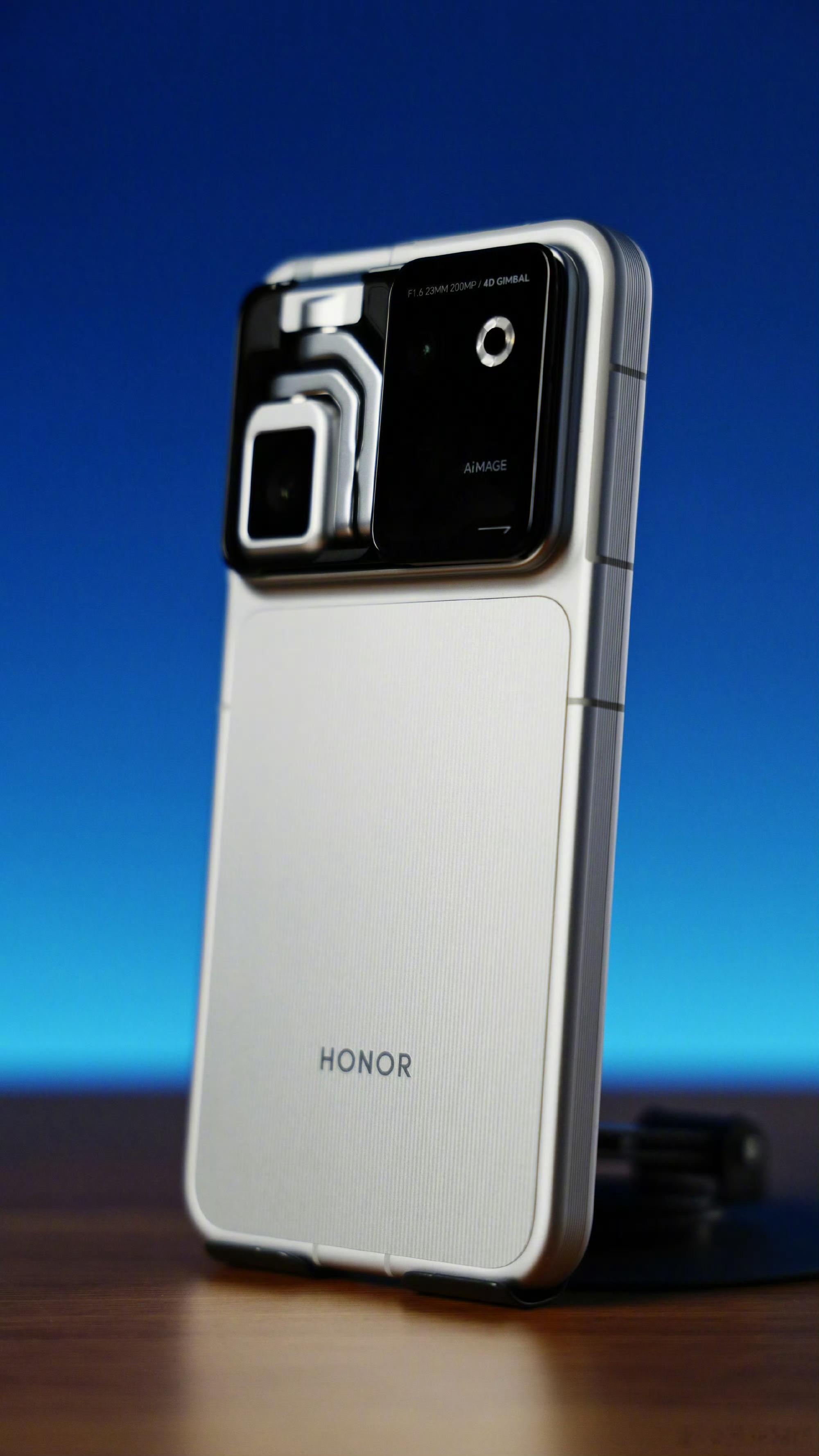 据爆料，8月亮相的荣耀RobotPhone配备约6.3英寸的1.5K四等边直屏
