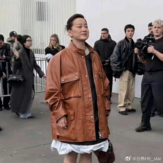 我的天，这居然还是贾玲！她亮相米兰时装周，整个人的气质和以往完全不一样，简直判若两人！​​​
