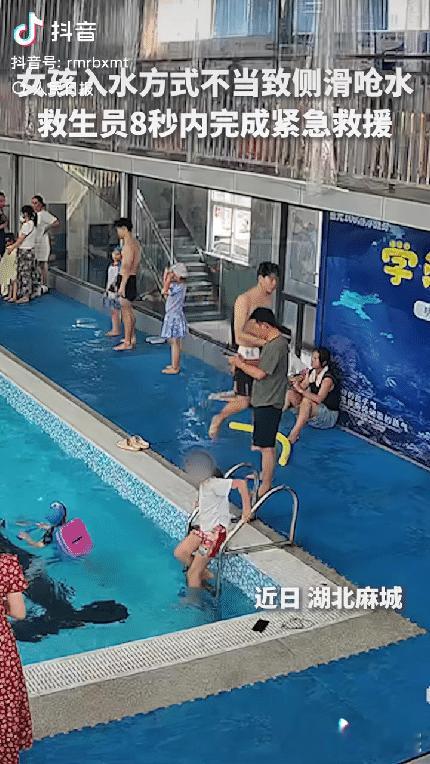 “没想到上人民日报了。”6月29日人民日报报道，湖北麻城，一名小女孩准备下池游泳