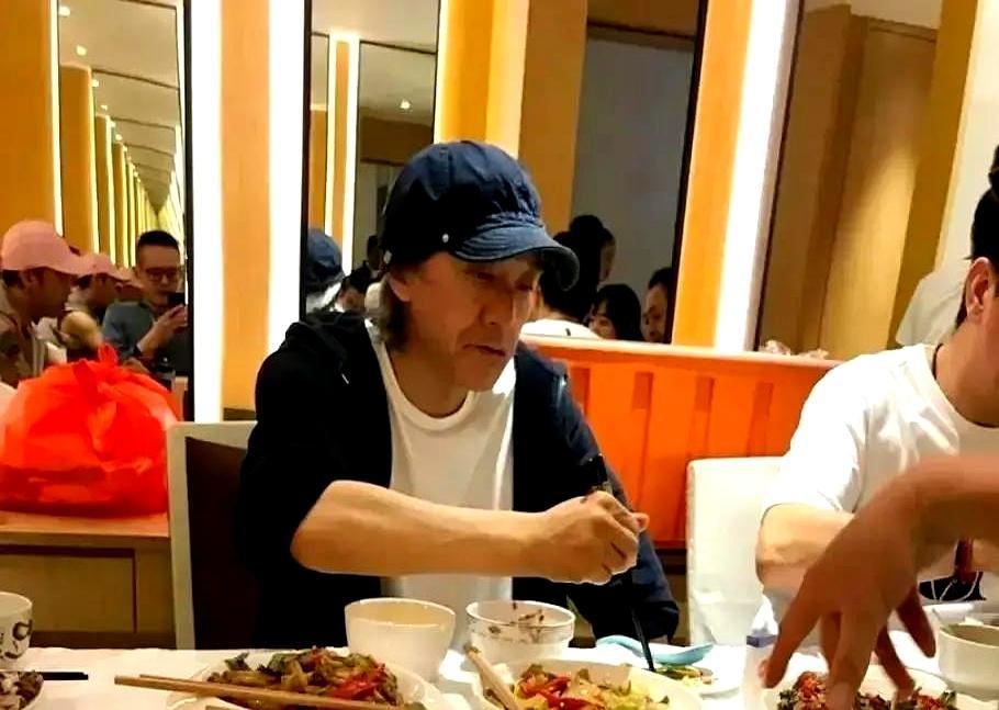 周星驰最贵的一笔投资，亏了三千万，却赚翻了。剧组停工一天，烧掉上百万。周星