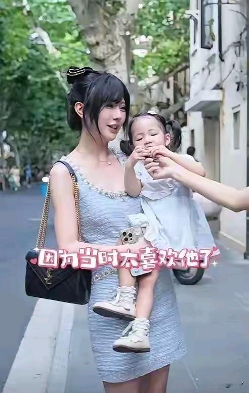 上海时尚单身妈妈带孩子被街拍，皮肤白皙看起来很年轻，本以为又是一个结婚早的单