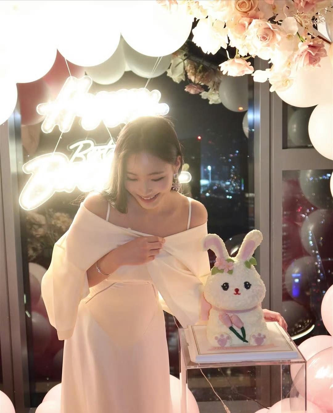 小S的二女儿Lily晒出自己18岁生日聚会照，小S和老公许雅钧夫妻俩合体为女儿庆