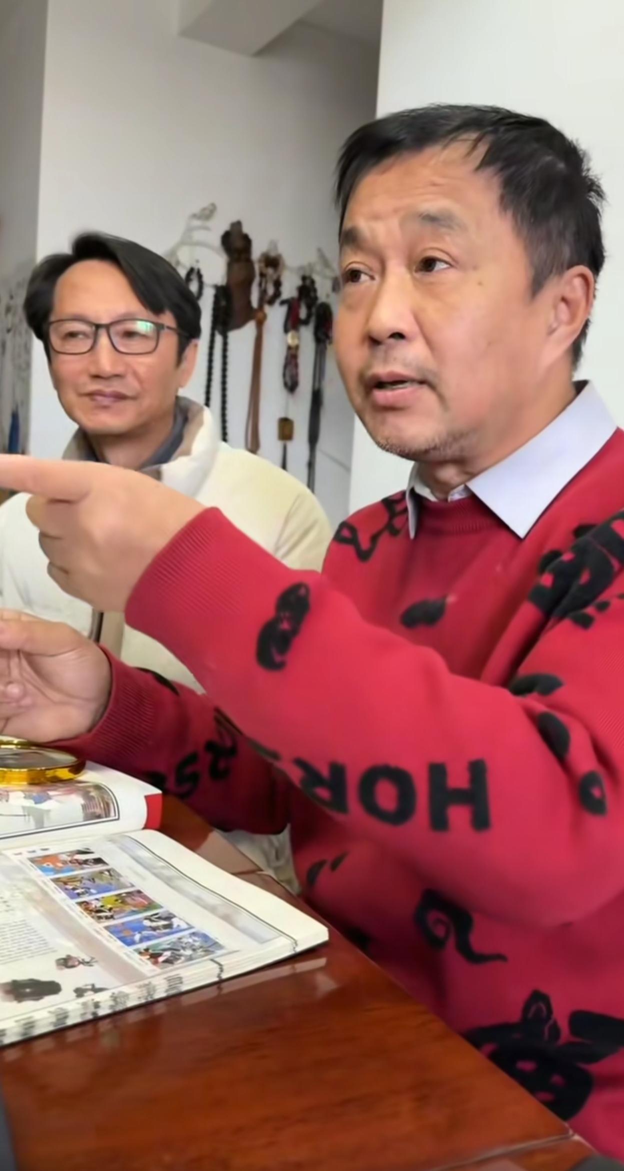 沈巍大年初三客人来访，讲解完“直把杭州作汴州”诗句后，挥毫泼墨，写下“马到成功”