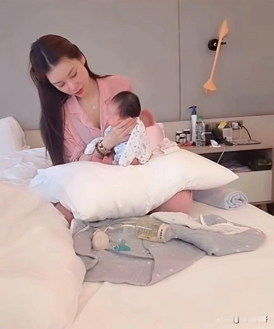 马筱梅给七宝拍嗝细节太真实！新手后妈也会手忙脚乱，原来豪门宝妈也逃不过带娃焦虑！