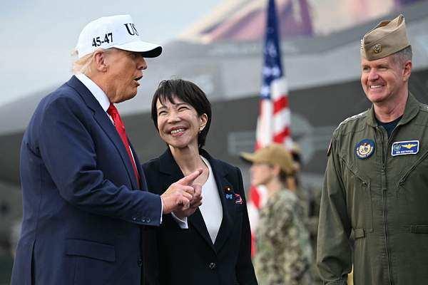 【特朗普站着咆哮18分钟，民调低迷下的焦虑】2025年12月，特朗普上演了