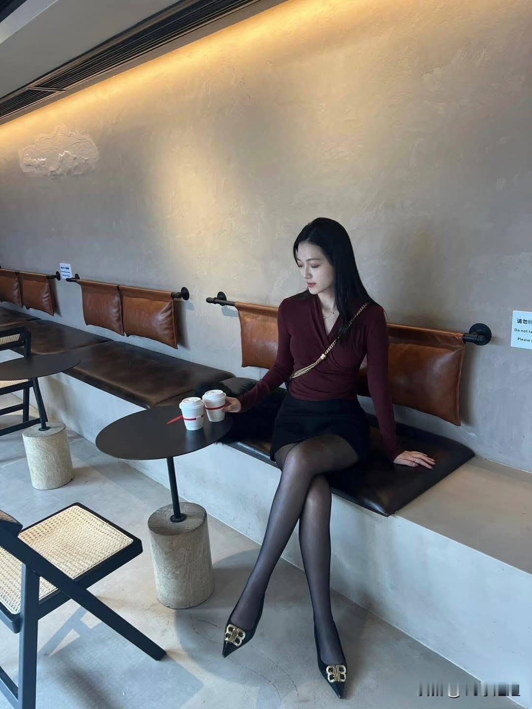 优雅咖啡时光，静享独处之美什么样的穿搭可以成为气质女神?