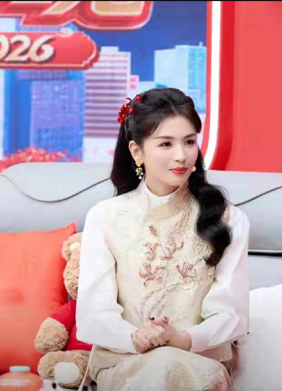 家人们谁懂啊！2026春晚独家剧照来袭，这阵容简直神仙打架！田曦薇、秦海璐红衣造