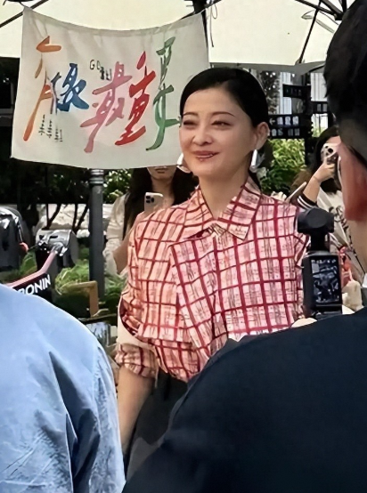 梅婷南京现身，腰身粗壮脸庞发福但状态佳