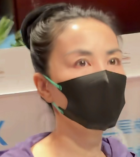 王菲不仅和网友随和的交流当工作人员问要不要管时，王菲还嘱咐：“不用管”，看起