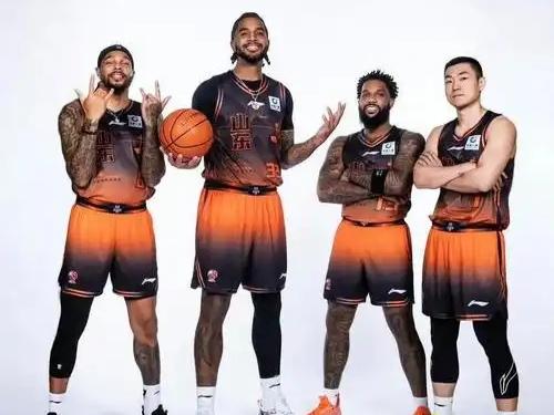 CBA最新消息：据山东广播电视台体育频道体育新闻主编夏晓司透露了山东男篮的近况“