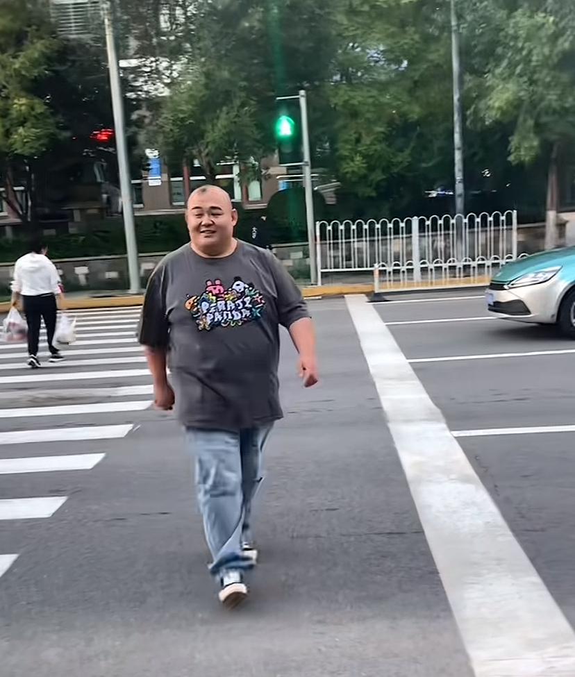 【杨鹤通被撤职以后首次露面，表情轻松，不受影响！】28日，被杨鹤通被德云社撤职