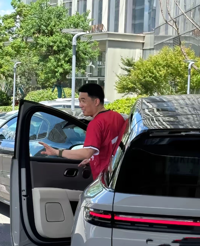 李想去看球时不是开法拉利，而是开自家的i8。这是理想投入巨资打造的纯电SUV，