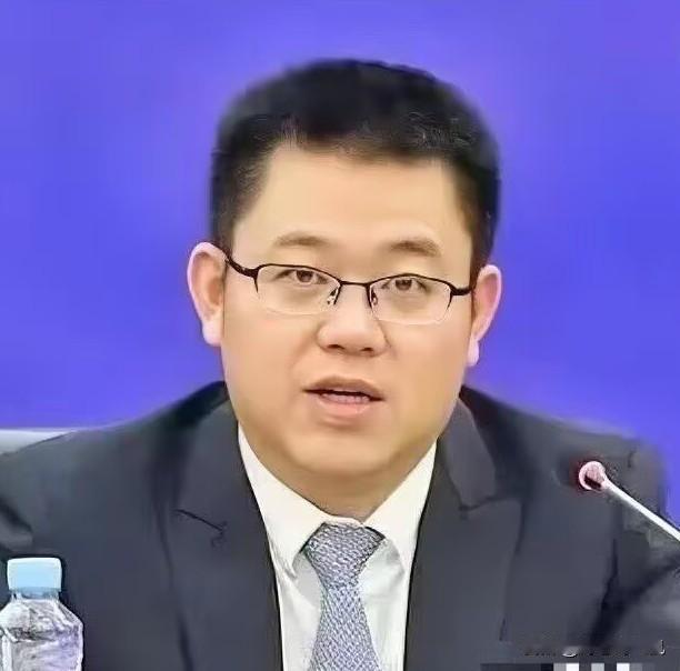 瞥见江西邱凌落马的通报，直接给我看麻了。25岁镇长，27岁副县长，29岁赣州团