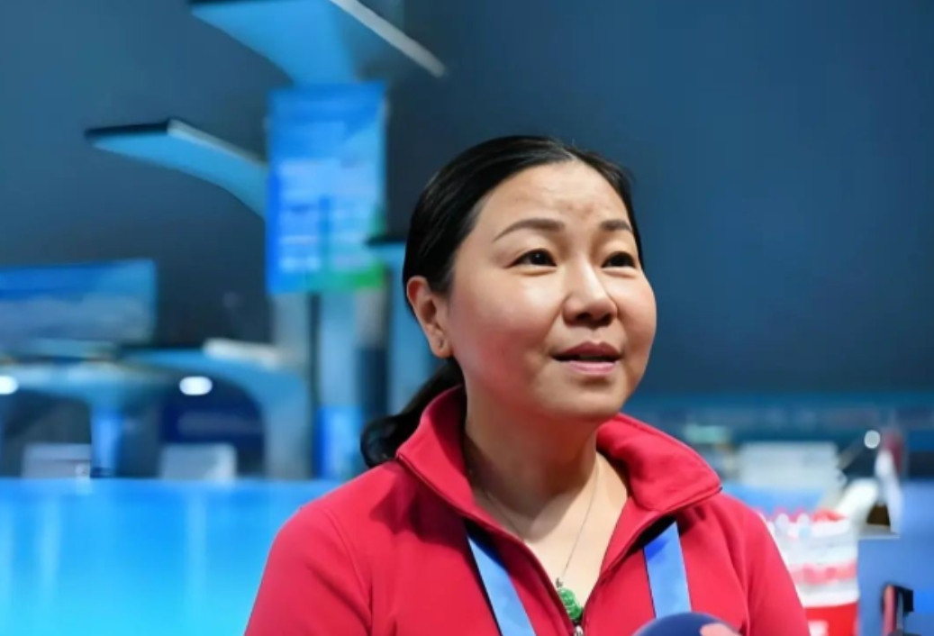 家人们，大新闻！"铁娘子"周继红又杀回跳水队啦！这下网友可炸开了锅：咋刚卸任就