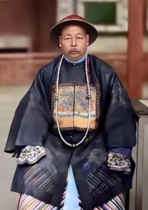 收复新疆后，左宗棠杀掉了所有俘虏，包括降俘，左宗棠手上沾满了血，却没人骂，为何？