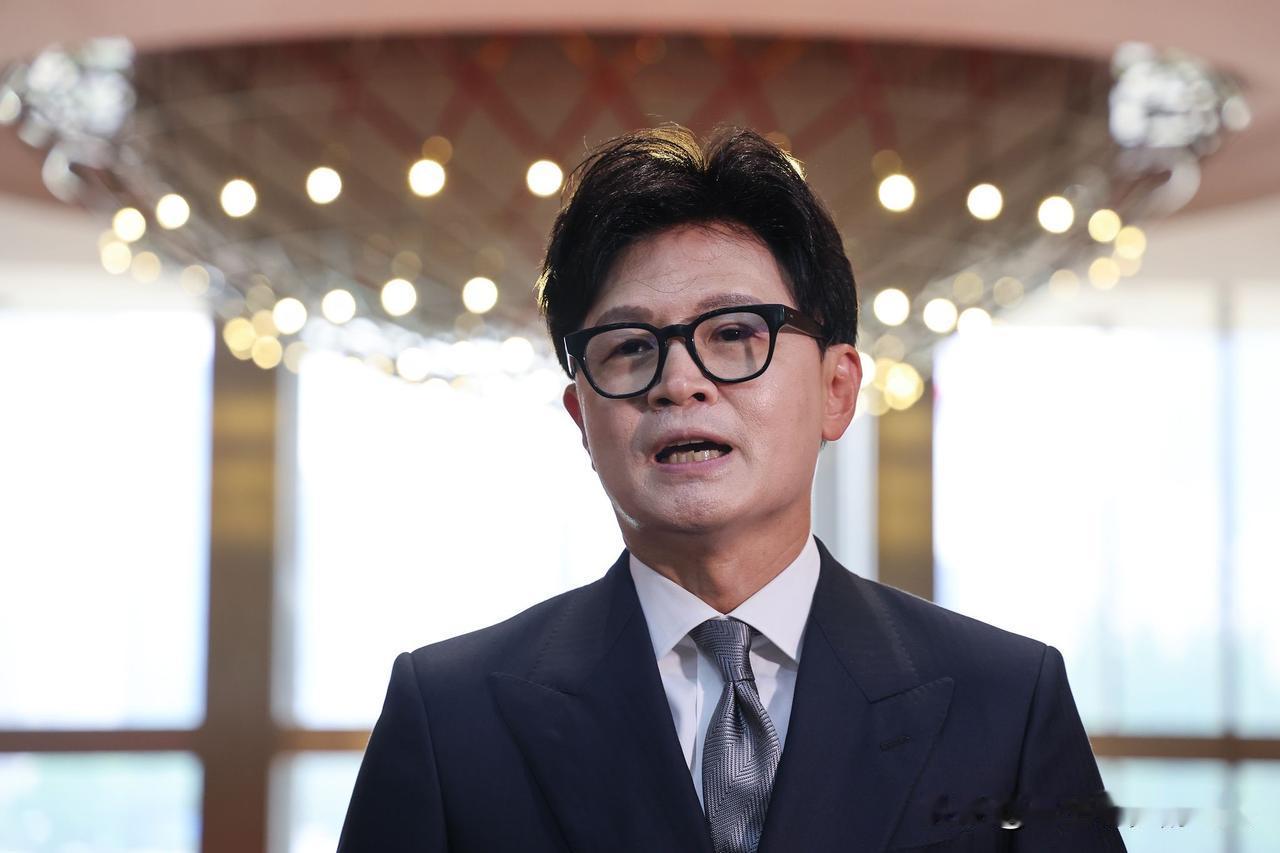 韩东勋贺郑点植履新：共建保守阵营，矛头直指党首张东赫11日，韩国国民力量党前