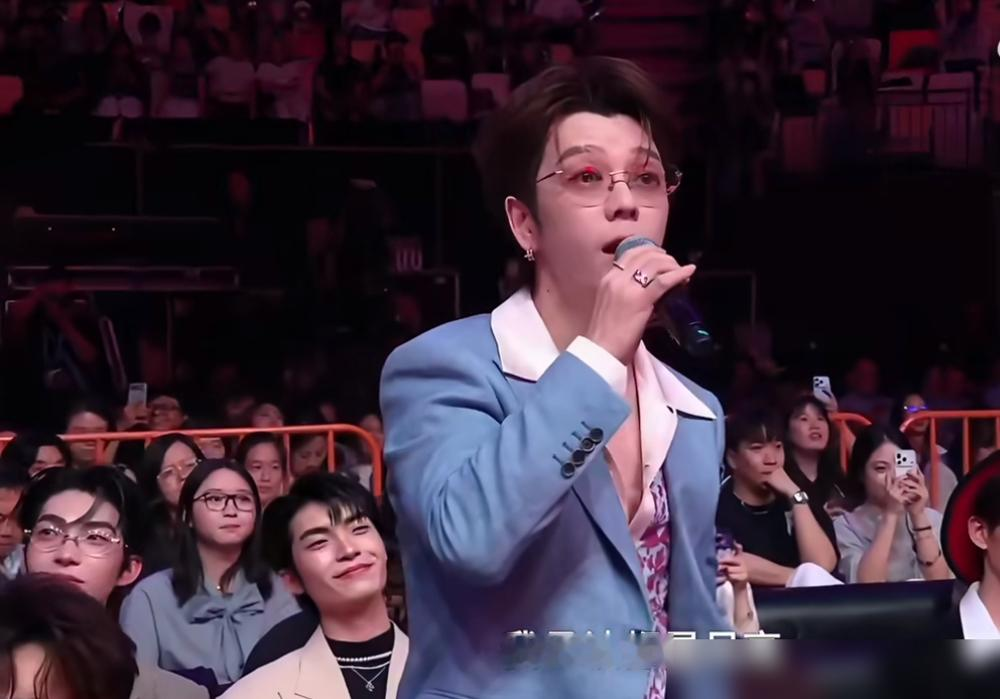 王栎鑫和张远这俩人在台上差点把中秋晚会整成拆台现场。主持人让唱首跟月亮有关的团圆歌送祝福，王栎鑫张嘴