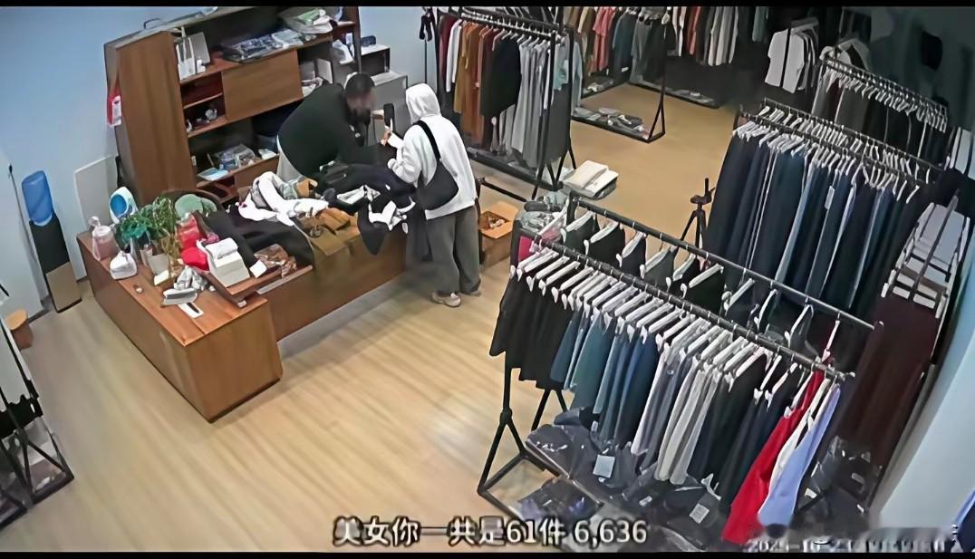 也许这就是双向奔赴的意义！一女在来到一家女装店，前前后后试穿了几十件衣服，花费