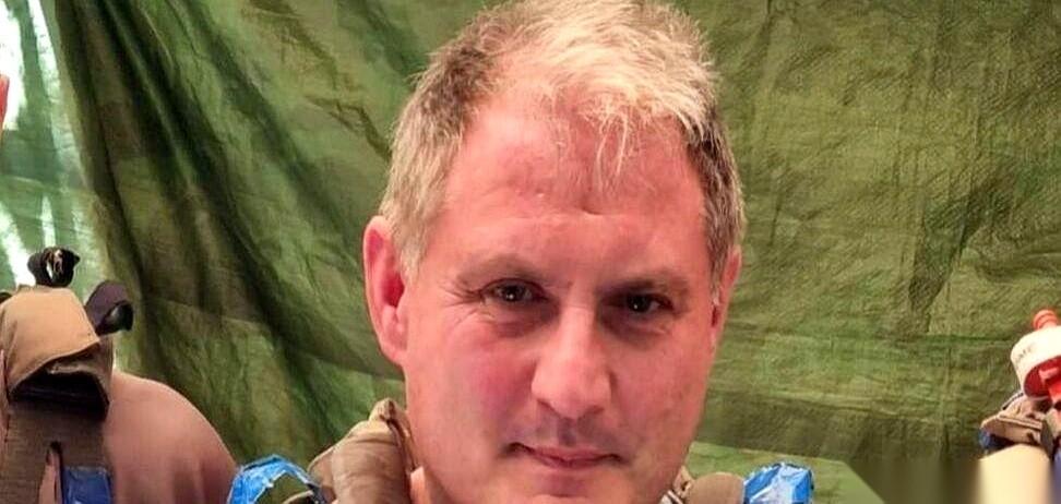 刷到一个英国大哥，给我看愣了。人家本来是保守党副主席，正儿八经的议员。西装一